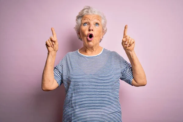 Senior Hermosa Mujer Pelo Gris Con Camiseta Casual Sobre Fondo —  Fotos de Stock