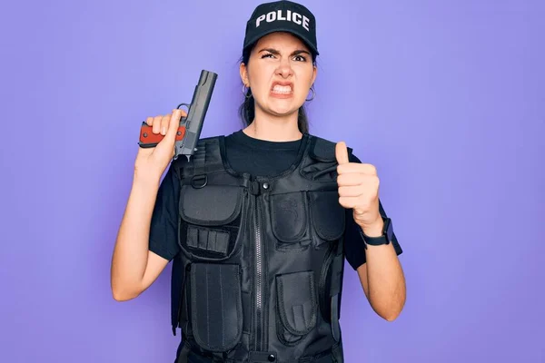 Jovem Policial Vestindo Uniforme Colete Prova Balas Segurança Segurando Arma — Fotografia de Stock