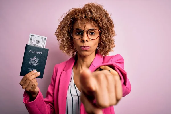 Ung Afrikansk Amerikansk Lockig Kvinna Håller Usa Pass Med Dollar — Stockfoto