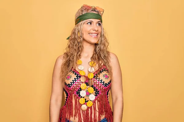 Hermosa Mujer Hippie Rubia Con Gafas Sol Accesorios Sobre Fondo —  Fotos de Stock