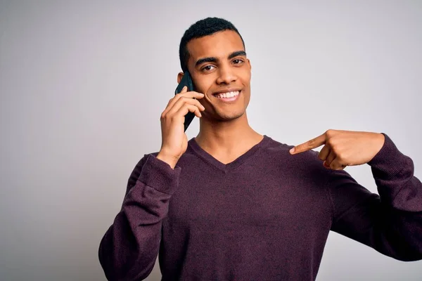 Νεαρός Όμορφος Αφροαμερικάνος Που Μιλάει Στο Smartphone Πρόσωπο Έκπληξη Που — Φωτογραφία Αρχείου