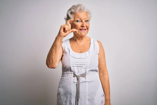 Senior Bela Mulher Cabelos Grisalhos Vestindo Vestido Verão Casual Sobre — Fotografia de Stock