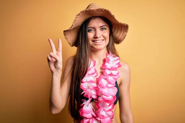 Young Beautiful Woman Blue Eyes Vacation Wearing Bikini Hawaiian Lei — Stock Photo, Image