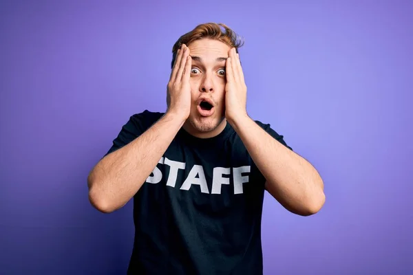 Jovem Bonito Trabalhador Ruivo Homem Vestindo Equipe Shirt Uniforme Sobre — Fotografia de Stock