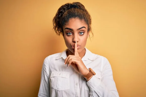 Joven Chica Afroamericana Hermosa Con Camisa Casual Pie Sobre Fondo — Foto de Stock