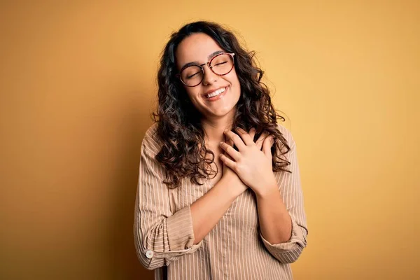 Bella Donna Con Capelli Ricci Che Indossa Camicia Righe Occhiali — Foto Stock