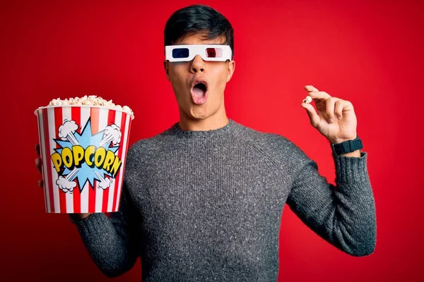 Junger Gutaussehender Mann Der Sich Einen Film Über Popcorn Imbiss — Stockfoto