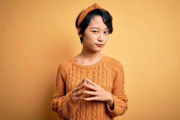 스웨터 손위에서 아름다운 아시아 소녀와 손가락 편안하고 미소를 있었다 — 스톡 사진