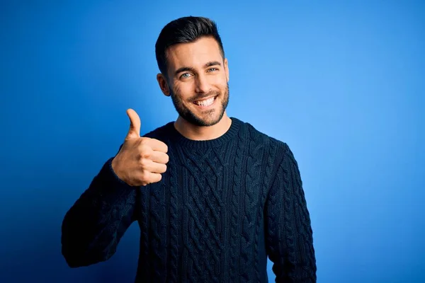 Joven Hombre Guapo Con Suéter Casual Pie Sobre Fondo Azul — Foto de Stock