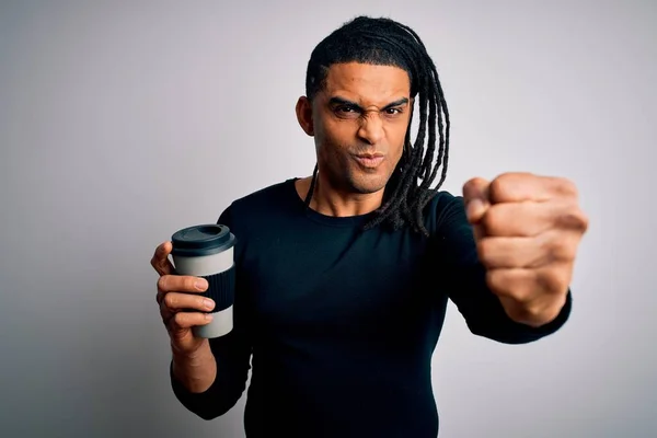 Beyaz Arka Planda Bir Fincan Kahve Içen Afro Amerikalı Genç — Stok fotoğraf