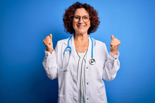 Médico Cabelo Encaracolado Meia Idade Mulher Vestindo Casaco Estetoscópio Sobre — Fotografia de Stock