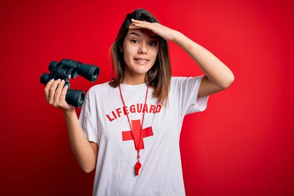 Jovem Bela Menina Salva Vidas Vestindo Apito Usando Binóculos Sobre — Fotografia de Stock