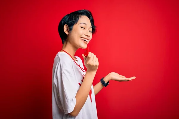 Jong Mooi Aziatisch Badmeester Meisje Dragen Shirt Met Rood Kruis — Stockfoto