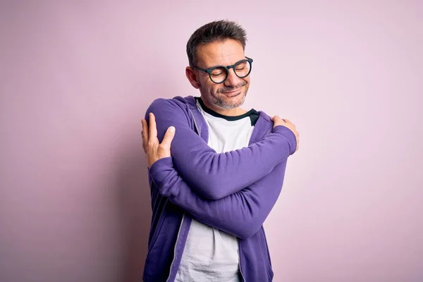 Homem Bonito Jovem Vestindo Camisola Roxa Óculos Sobre Fundo Rosa — Fotografia de Stock