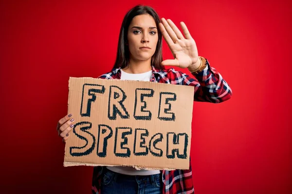 Joven Hermosa Morena Pidiendo Derechos Sosteniendo Pancarta Con Mensaje Libertad —  Fotos de Stock