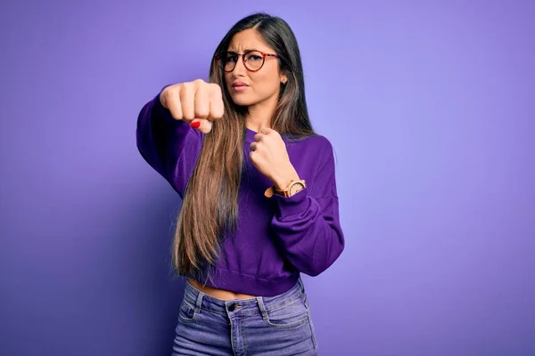 Joven Hermosa Mujer Inteligente Con Gafas Sobre Fondo Aislado Púrpura —  Fotos de Stock