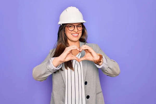 Engenheira Profissional Vestindo Capacete Segurança Industrial Sobre Pruple Fundo Sorrindo — Fotografia de Stock