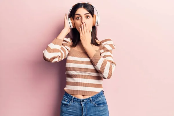 Jong Mooi Meisje Luisteren Naar Muziek Met Behulp Van Een — Stockfoto