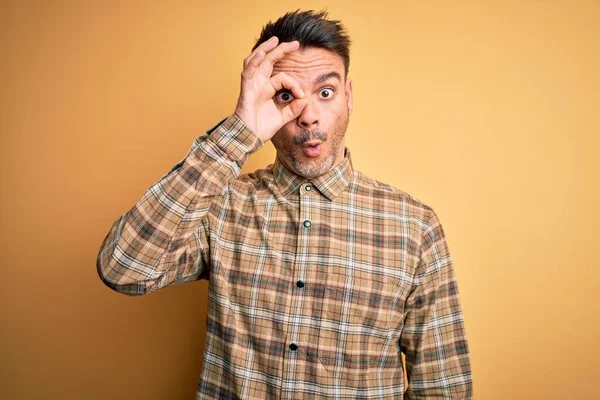 Homem Bonito Jovem Vestindo Camisa Casual Sobre Fundo Amarelo Isolado — Fotografia de Stock