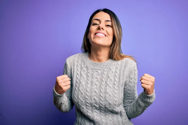 Giovane Bella Donna Indossa Maglione Casual Piedi Sopra Isolato Sfondo — Foto Stock