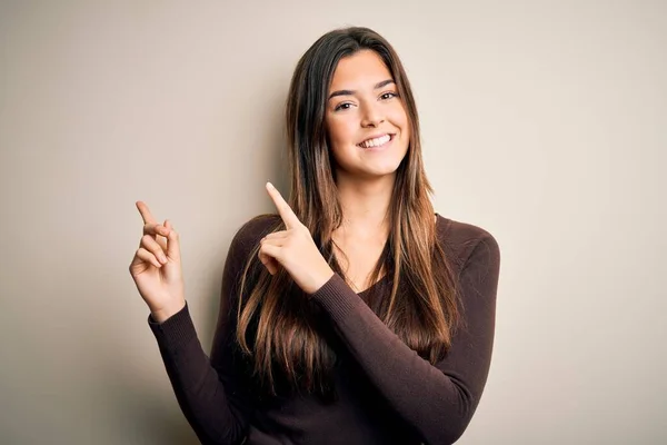 Jong Mooi Meisje Dragen Casual Trui Staan Geïsoleerde Witte Achtergrond — Stockfoto