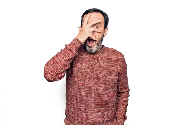 Gut Aussehender Mann Mittleren Alters Lässigem Pullover Der Über Isoliertem — Stockfoto