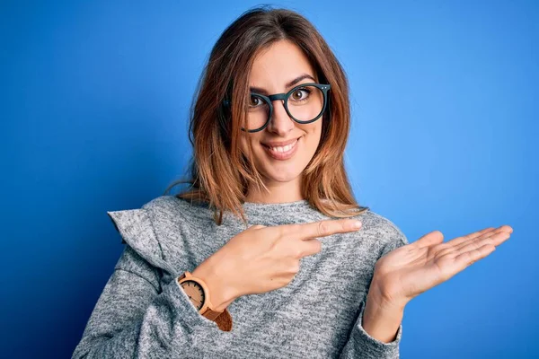 Joven Hermosa Morena Con Suéter Casual Gafas Sobre Fondo Azul —  Fotos de Stock