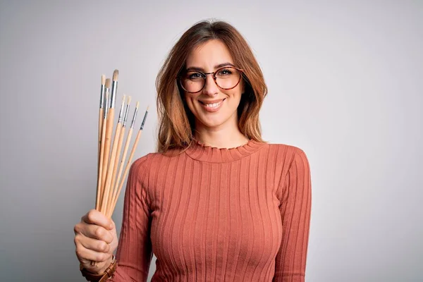 Jovem Bela Artista Morena Segurando Pincéis Pintor Sobre Fundo Branco — Fotografia de Stock