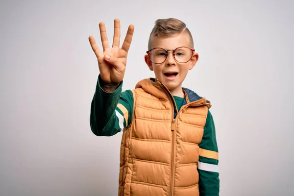 Joven Niño Caucásico Con Ojos Azules Usando Abrigo Invierno Gafas — Foto de Stock