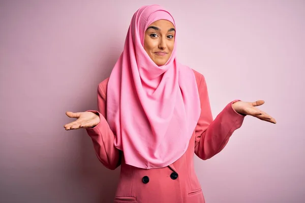 Junge Schöne Brünette Geschäftsfrau Rosafarbenem Muslimischen Hijab Und Businessjacke Ahnungslos — Stockfoto