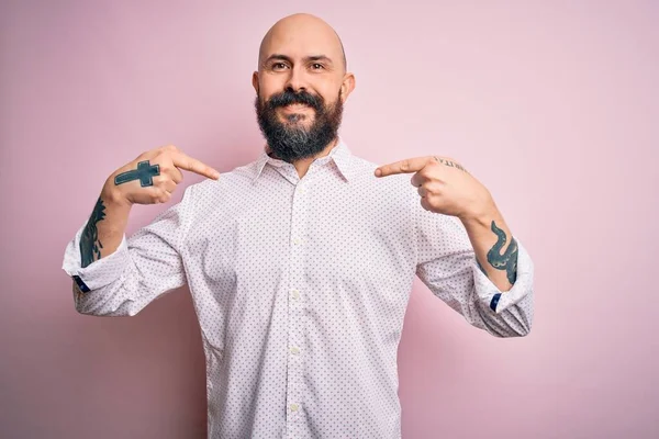 Bel Homme Chauve Avec Barbe Portant Chemise Élégante Sur Fond — Photo