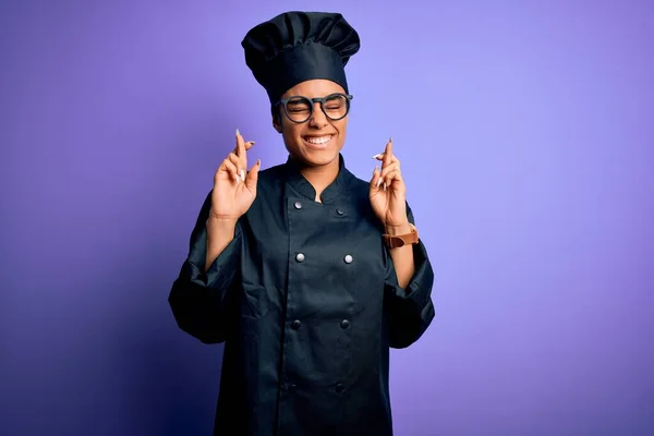 Jovem Africana Americana Chef Menina Vestindo Uniforme Fogão Chapéu Sobre — Fotografia de Stock