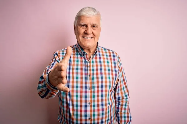 Hombre Alto Apuesto Hoary Usando Camisa Colorida Casual Sobre Fondo —  Fotos de Stock