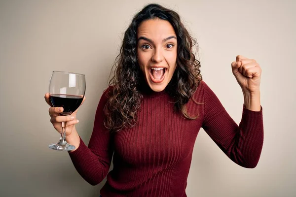 Νεαρή Όμορφη Γυναίκα Σγουρά Μαλλιά Πίνοντας Ένα Ποτήρι Κόκκινο Κρασί — Φωτογραφία Αρχείου