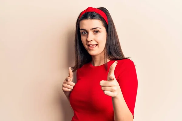 Una Guapa Chica Que Lleva Camiseta Casual Dedos Diadema Apuntando —  Fotos de Stock