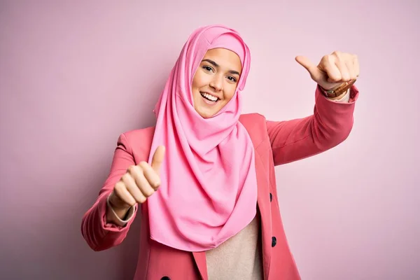 Ung Vacker Flicka Bär Muslimsk Hijab Står Över Isolerade Rosa — Stockfoto