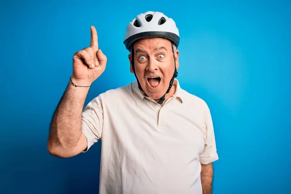 Hombre Ciclista Mediana Edad Con Casco Seguridad Bicicleta Sobre Fondo —  Fotos de Stock