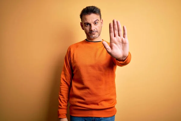 Jonge Knappe Man Met Oranje Casual Trui Die Geïsoleerde Gele — Stockfoto