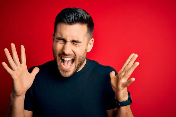 Joven Hombre Guapo Con Camiseta Negra Casual Pie Sobre Fondo —  Fotos de Stock