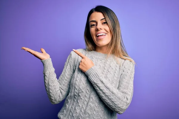 Jovem Mulher Bonita Vestindo Camisola Casual Sobre Fundo Roxo Isolado — Fotografia de Stock