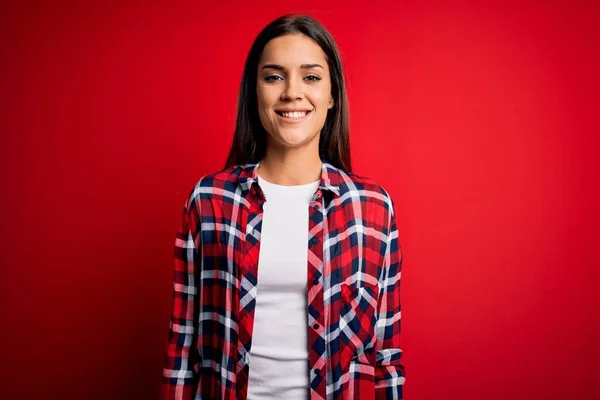 Junge Schöne Brünette Frau Lässigem Hemd Vor Isoliertem Roten Hintergrund — Stockfoto