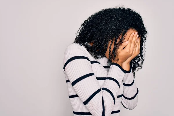 Wanita Muda African Amerika Mengenakan Sweater Bergaris Garis Dan Kacamata — Stok Foto