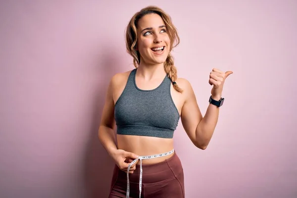 Jonge Blonde Sportvrouw Draagt Sportkleding Controlerend Gewicht Met Behulp Van — Stockfoto