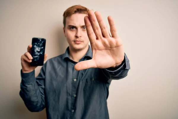 Νεαρός Όμορφος Κοκκινομάλλης Άνδρας Κρατώντας Σπασμένο Smartphone Δείχνει Ραγισμένο Οθόνη — Φωτογραφία Αρχείου