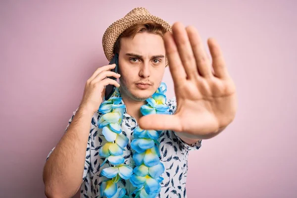 Молодой Человек Отпуске Шляпе Гавайских Леях Разговаривает Смартфону Открытой Рукой — стоковое фото