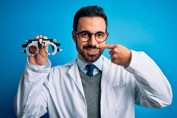 Junger Gutaussehender Optischer Mann Mit Bart Optometriebrille Über Blauem Hintergrund — Stockfoto