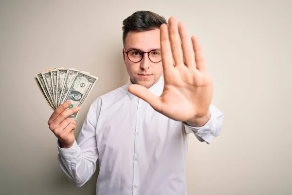 Yakışıklı Beyaz Adamı Elinde Bir Dolarlık Banknotlarla Elinde Dur Işareti — Stok fotoğraf