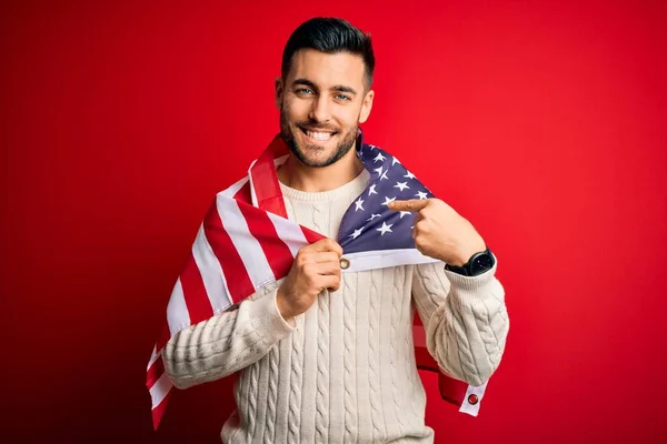 Ung Stilig Patriotisk Man Bär Usa Flagga Firar Självständighetsdagen Med — Stockfoto