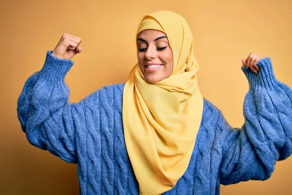 Junge Schöne Brünette Muslimin Mit Arabischem Hijab Vor Isoliertem Gelben — Stockfoto