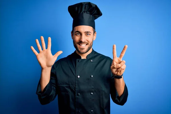 Jeune Beau Chef Homme Avec Barbe Portant Uniforme Cuisinière Chapeau — Photo